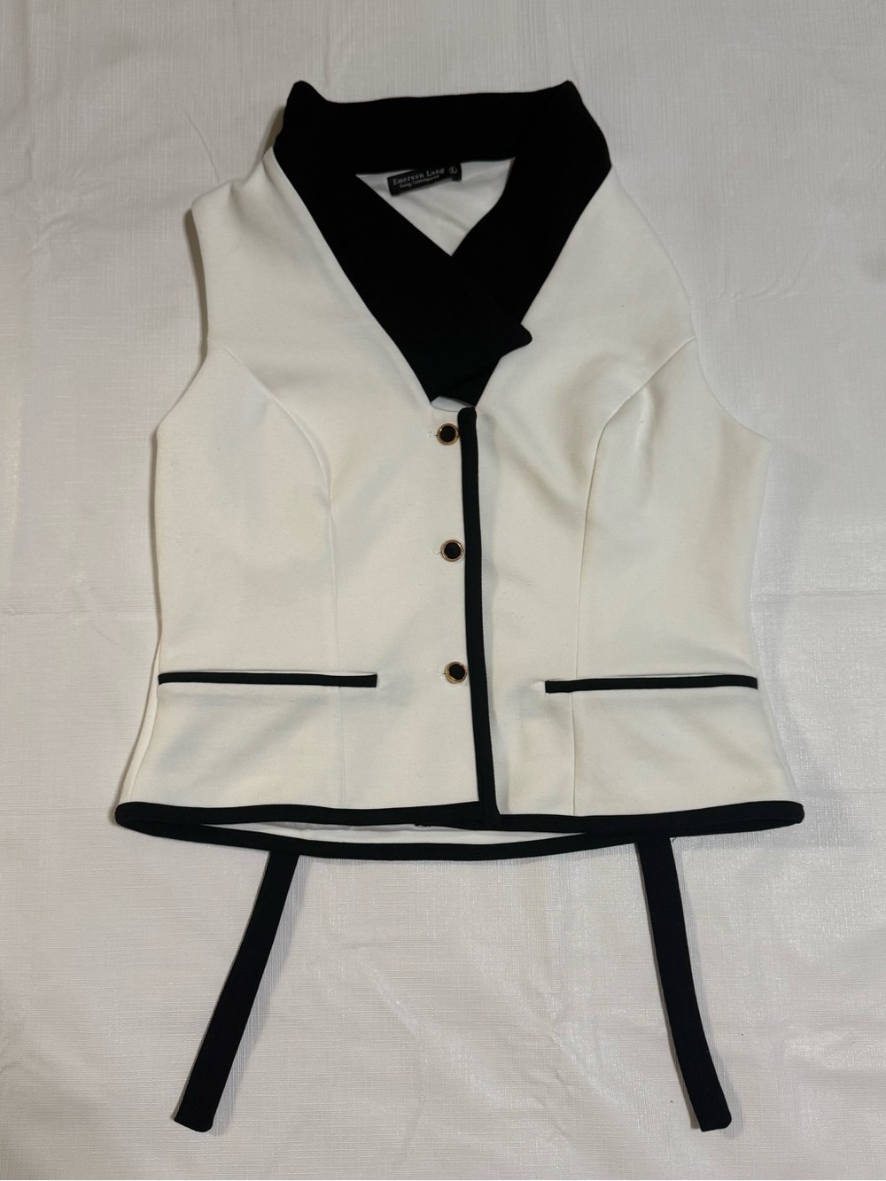 Chic Emerson Lang sleeveness White & Black Contrast Trim Vest